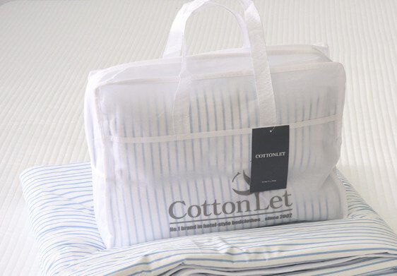 코튼렛 스트라이프 냉감차렵이불이 가방에 담겨진 모습입니다. cottonlet 택이 보이고 가방 또한 cottonlet으로 표기가 되어 있으며 가방안에는 이불이 희미하게 보입니다. 